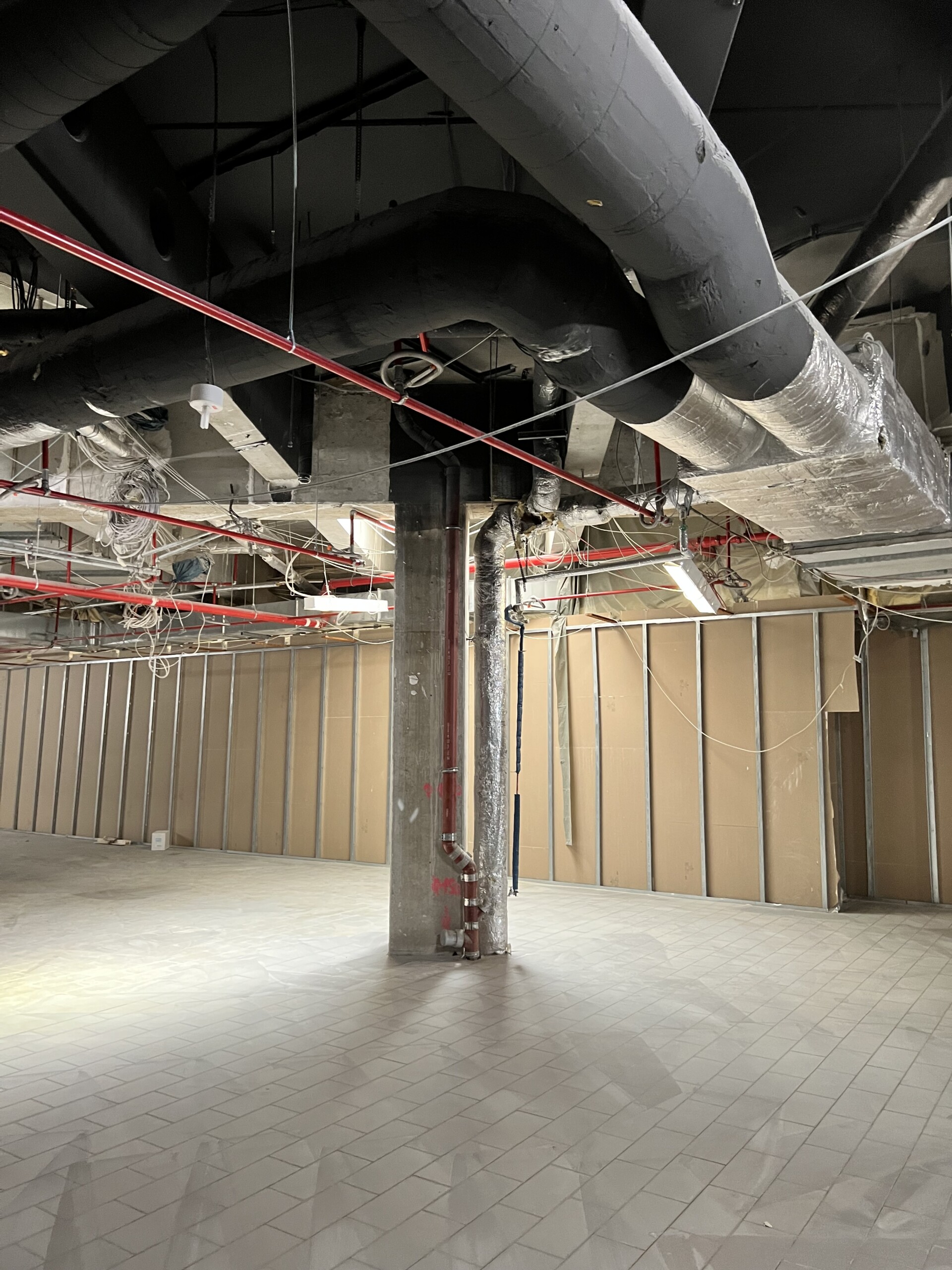 Baustelle im Allee-Center Berlin mit sichtbaren Lüftungskanäle, Sprinkleranlage, Trockenbauwänden und offener Decke