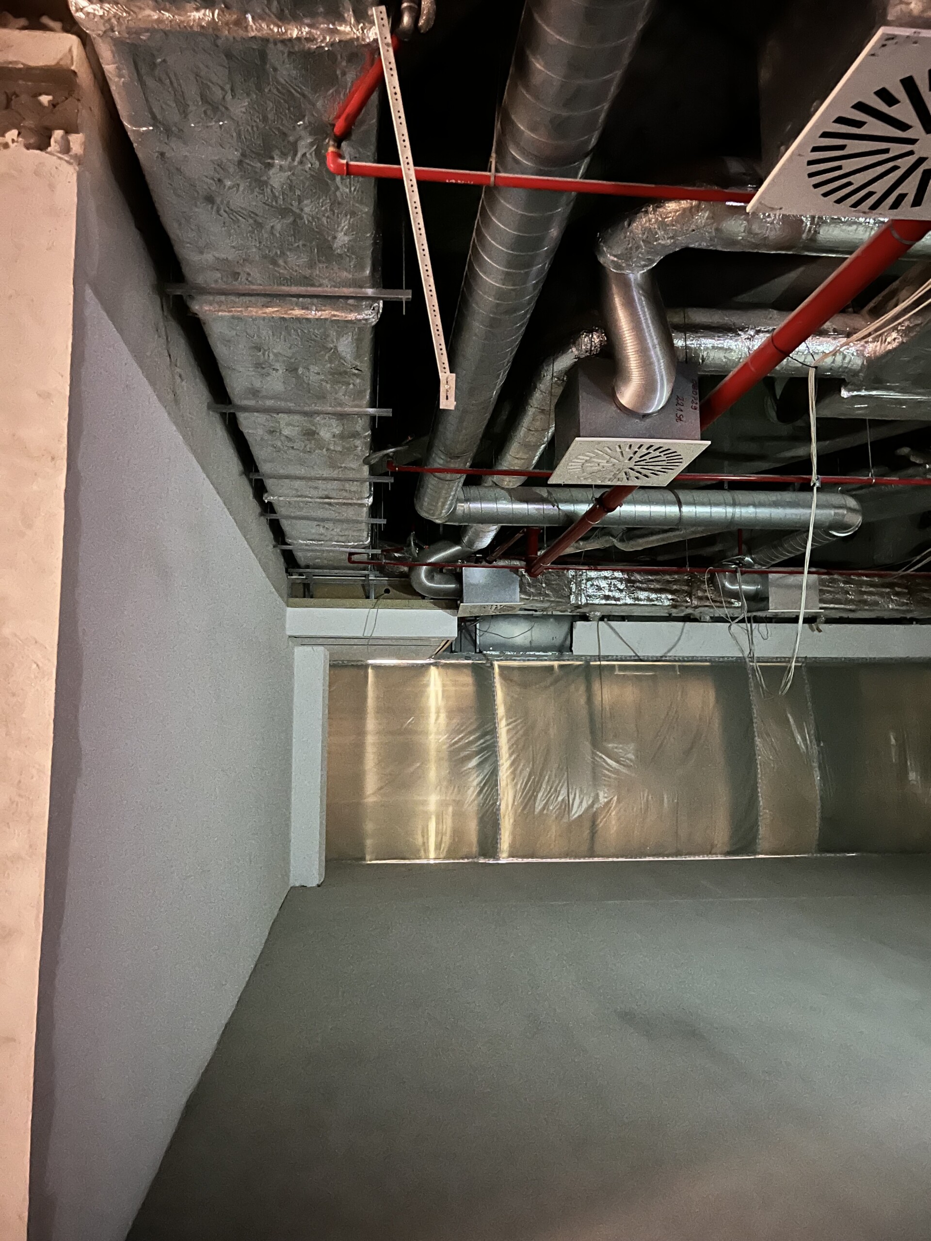 Lüftungskanäle und Staubschutz auf Baustelle im Allee-Center