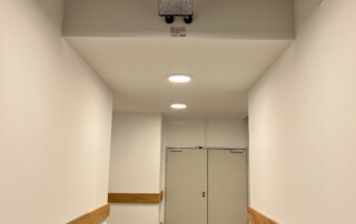 Neuer Flur mit weißen Wänden und Holzanprallschutz im Allee-Center