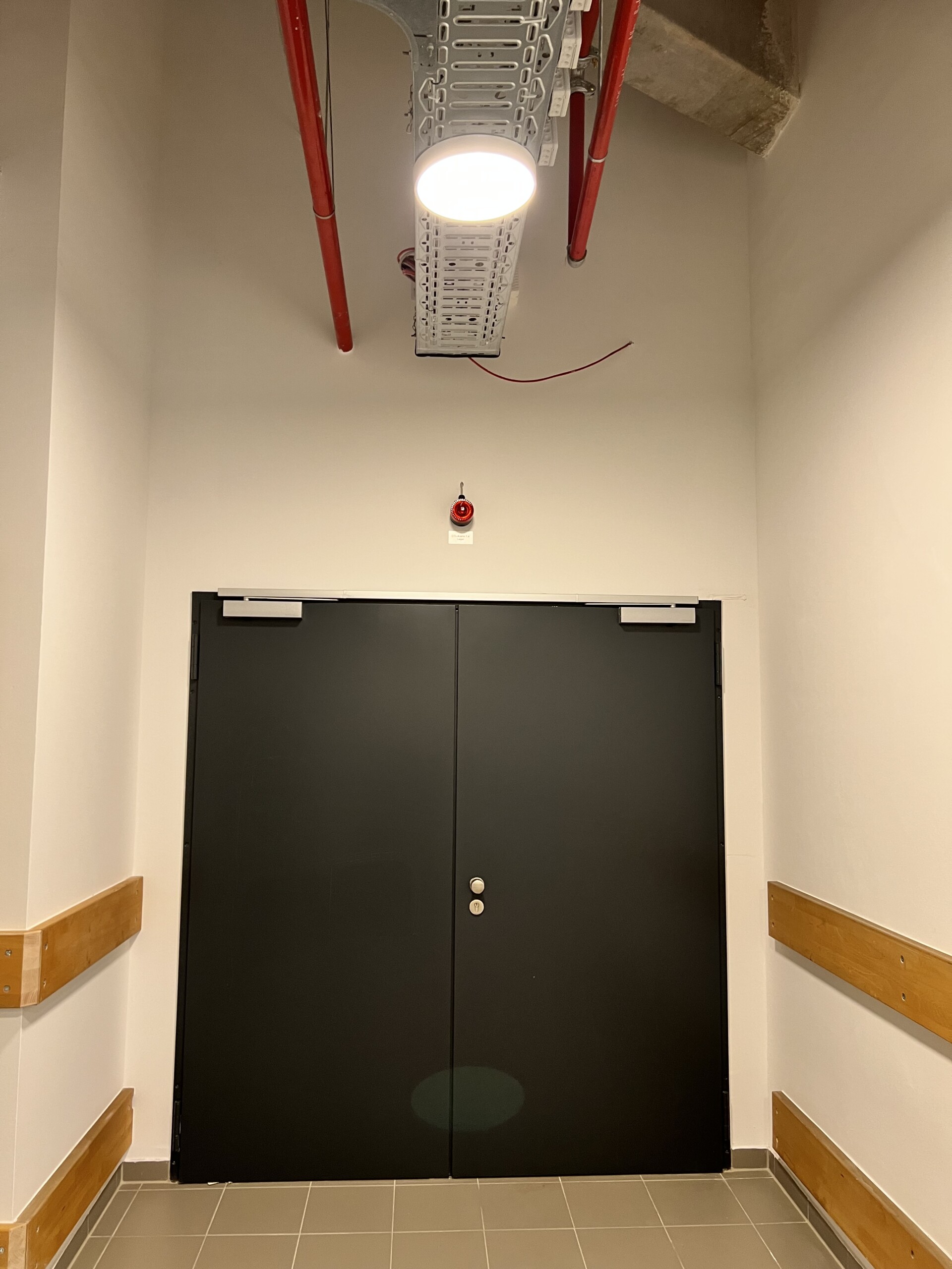 Neuer Flur mit weißen Wänden und Holzanprallschutz im Allee-Center