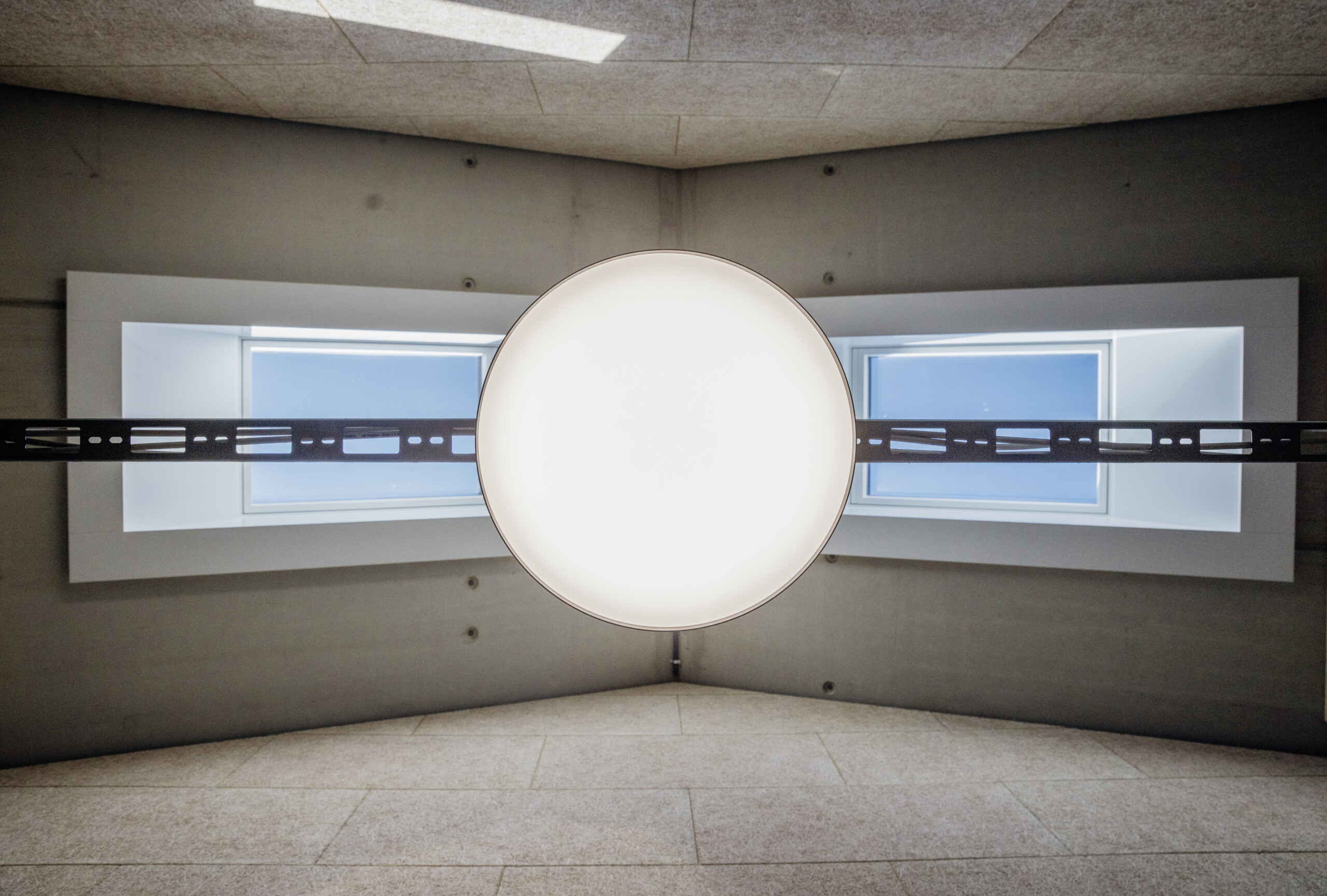 Innenraumdetail mit Oberlicht und Deckeninstallation